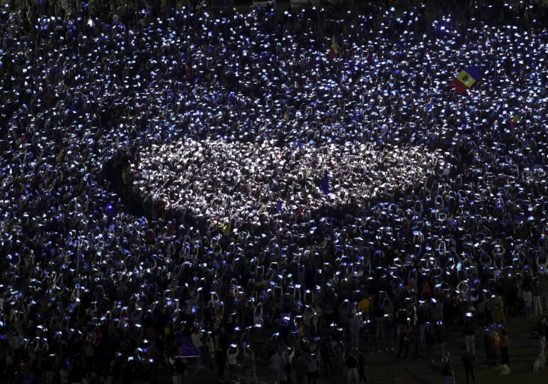 Mii de oameni la mitingul „EuRo Manifest”, în Piața Victoriei: "Europa ne unește, extremismul ne lovește" (Video)