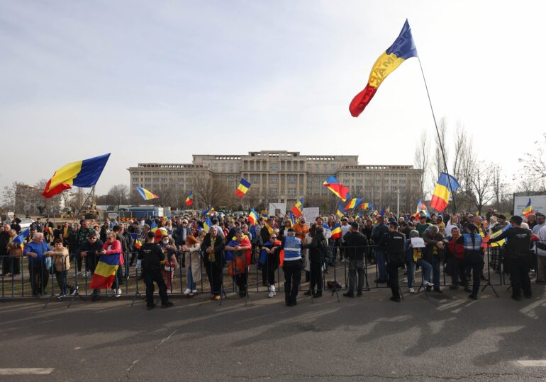 Călin Georgescu nu poate candida la alegerile prezidențiale. Protest în fața Parlamentului, măsuri sporite de securitate. Reacții politice (Video)