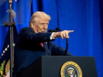 Trump, discurs fără precedent la Departamentul de Justiție: O oră în care s-a autoproclamat șeful forțelor de ordine, și-a atacat dușmanii și și-a lăudat avocații și pe cine nu l-a condamnat (Video)