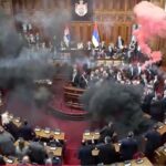 Încăierare în Parlamentul Serbiei. Cel puțin trei răniți, după ce mai mulți deputați au aruncat grenade fumigene (Video)