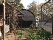 O soluție extremă după ce chiriile au explodat – cum e viața într-un container de gunoi (Video)