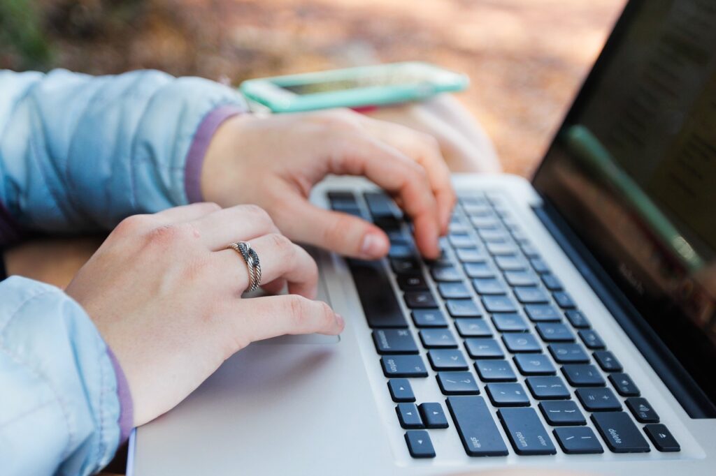 Fotografie ilustrativă pentru: Noi reguli pentru site-urile de internet: Parlamentul a adoptat modificarea Legii 506/2004 privind cookie-urile și consimțământul utilizatorilor