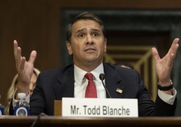 Trump își instalează fostul avocat la conducerea Departamentului Justiției. Vot la limită, doi republicani au votat împotrivă