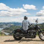 Legea motocicliștilor a trecut de Parlament. Vor putea circula pe benzile de autobuz și trece printre mașini la semafor