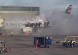 Pasageri evacuați pe aripa unui avion American Airlines, după ce motorul a luat foc pe aeroport (Video)