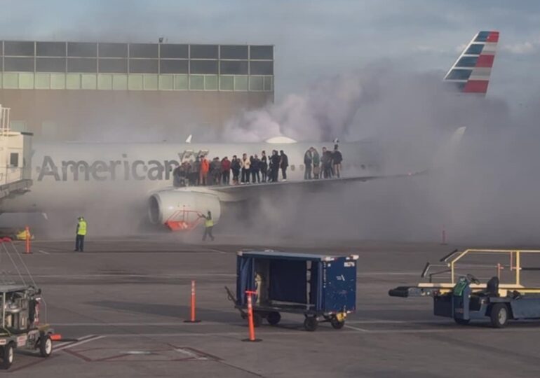 Pasageri evacuați pe aripa unui avion American Airlines, după ce motorul a luat foc pe aeroport (Video)