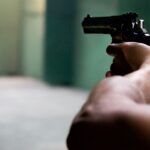 Patru răniți după ce un bărbat a tras cu arma asupra fostei iubite și a familiei acesteia. Atacatorul este căutat