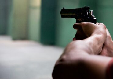Patru răniți după ce un bărbat a tras cu arma asupra fostei iubite și a familiei acesteia. Atacatorul este căutat
