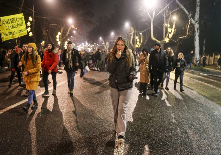 Criză în Serbia: Sediile radio-televiziunii naționale, blocate de manifestanți (Video)