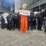 Nouă arestări la o reprezentanță Tesla din New York, în cadrul unor proteste la adresa lui Elon Musk (Foto & Video)