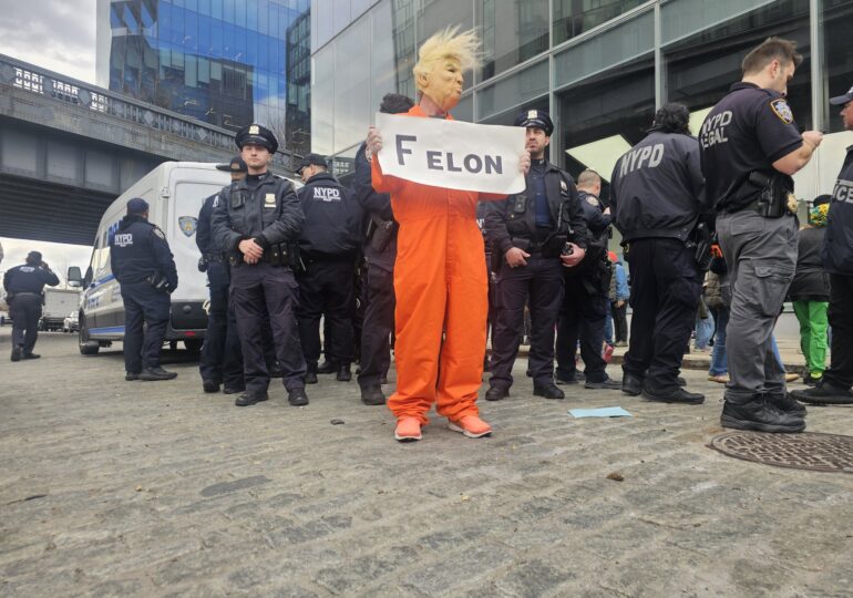 Nouă arestări la o reprezentanță Tesla din New York, în cadrul unor proteste la adresa lui Elon Musk (Foto & Video)