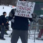 JD Vance și-a dus familia la o stațiune de schi din Vermont, dar a fost întâmpinat de protestatari: Du-te în Rusia! (Foto & Video)