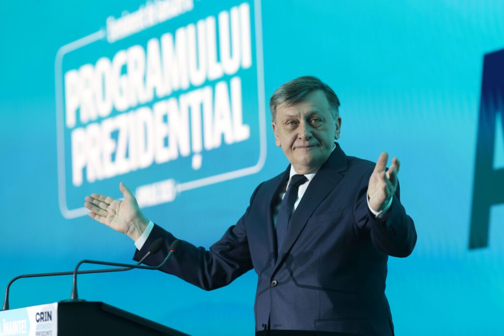 Crin Antonescu atacă dur conducerea PNL: „Congresul trădătorilor