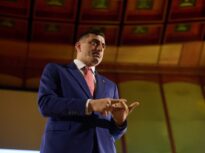 AUR promite ”Case la 1 leu”, după ce Simion a recunoscut că cele de 35.000 de euro au fost doar o păcăleală de campanie