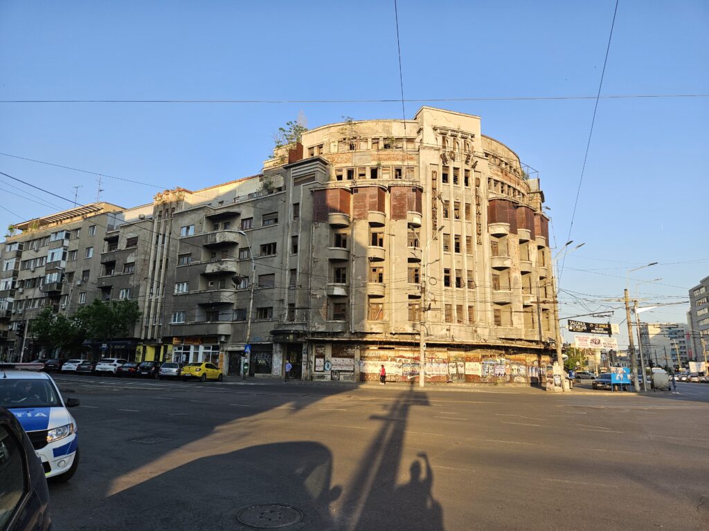 Exclusiv De ce nu sunt în stare două primării din București să salveze fostul Hotel Dunărea