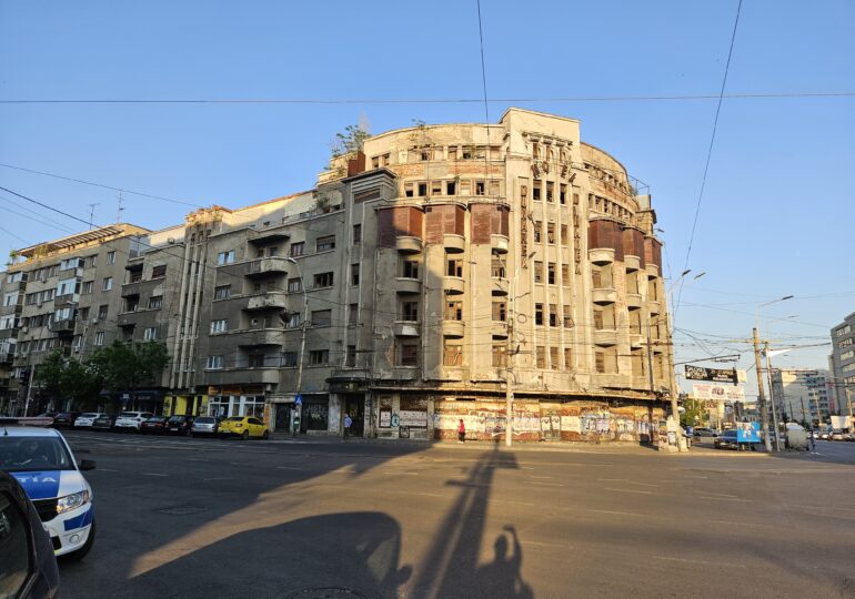 Exclusiv De ce nu sunt în stare două primării din București să salveze fostul Hotel Dunărea