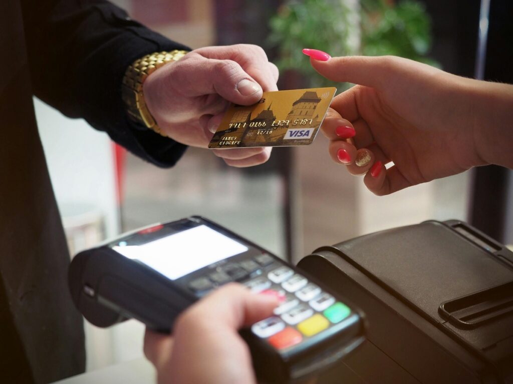Iată cum poți obține un card de credit. Avantajele de care te poți bucura încă de la prima utilizare