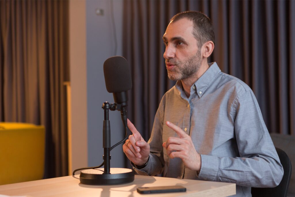 Radu Moțoc, TechSoup: O treime dintre participanții la dezbaterile de pe rețele sociale țipă, cu fețele acoperite. Cum învățăm să discutăm și să decidem