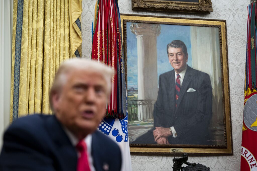 China îl invocă pe Reagan împotriva tarifelor lui Trump, în timp ce bursele globale se prăbușesc