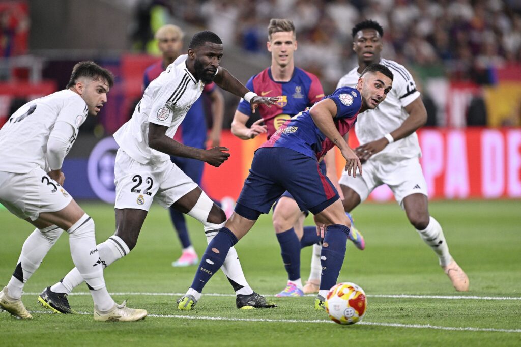 Scene scandaloase la finalul Cupei Spaniei! Rudiger a aruncat cu o sticlă după arbitru și a fost cu greu oprit de colegi