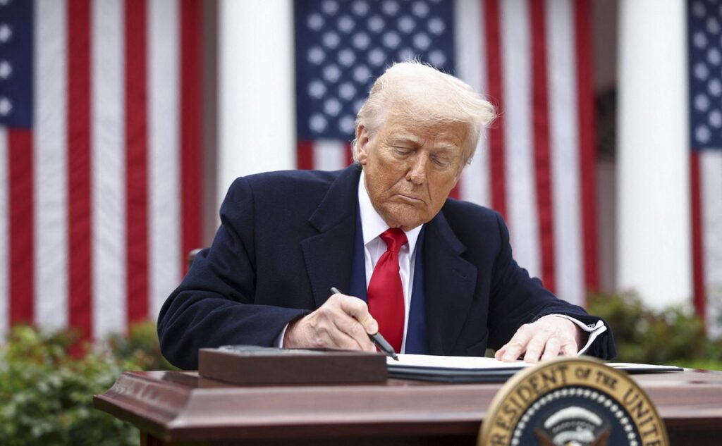 Aproape jumătate dintre americani consideră că Trump a fost un președinte „slab” sau „groaznic” până acum – sondaj