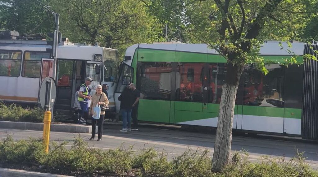 Două tramvaie s-au ciocnit, în București
