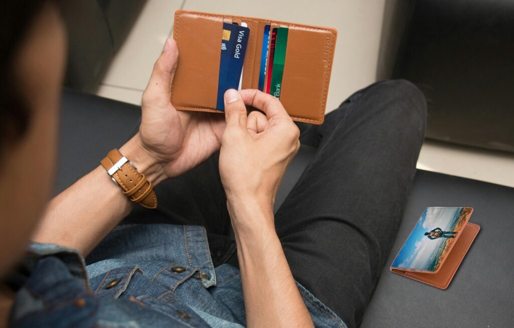 Card de debit vs. card de credit: Când și cum le folosești?