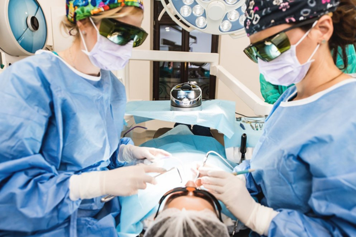 Ce preț are o proteză fixă cu 4 implanturi la clinica stomatologică Dental Premier din București