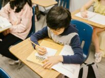 Reguli noi pentru elevi: Temele obligatorii nu pot să ia mai mult de două ore pe zi și dispar în vacanțe