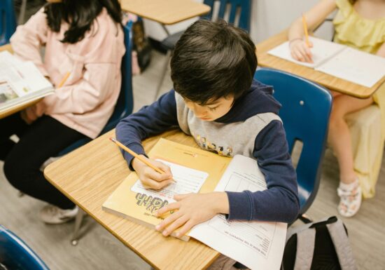 Se schimbă substanțial regulile pentru temele elevilor