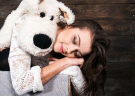 De ce e bine să dormi cu un animal de pluș în brațe, chiar dacă ești adult