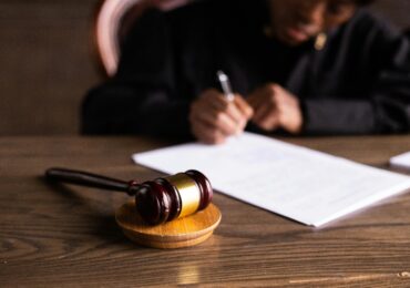 Judecătoarea care obligă Guvernul să plătească 2 miliarde de euro magistraților se judecă și ea pentru majorări salariale