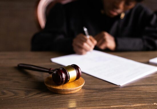 Magistrați amenințați cu moartea pe o platformă online. Au fost deschise trei dosare penale