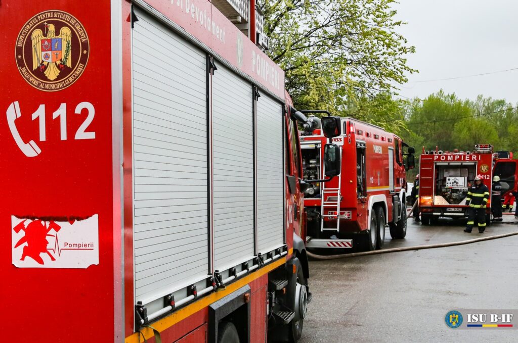 Incendiu puternic în București: A luat foc un magazin și flăcările s-au extins la un hotel (Video)
