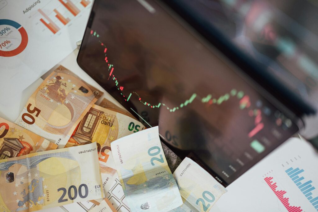 Risc crescut de recesiune globală din cauza tarifelor SUA, arată un sondaj Reuters