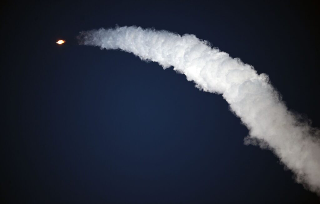 Un satelit rusesc conectat la un program de arme nucleare pare scăpat de sub control, spun analiștii americani
