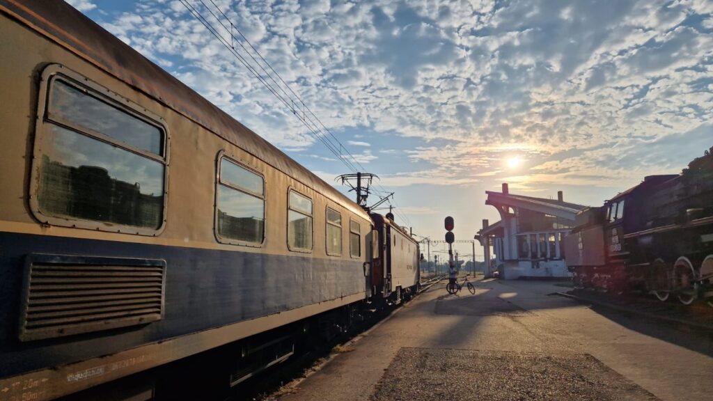 Jaf de proporții semnalat de Club Feroviar: 6 trenuri publice, „sechestrate” de un privat de 7 ani. Bolojan, chemat să intervină