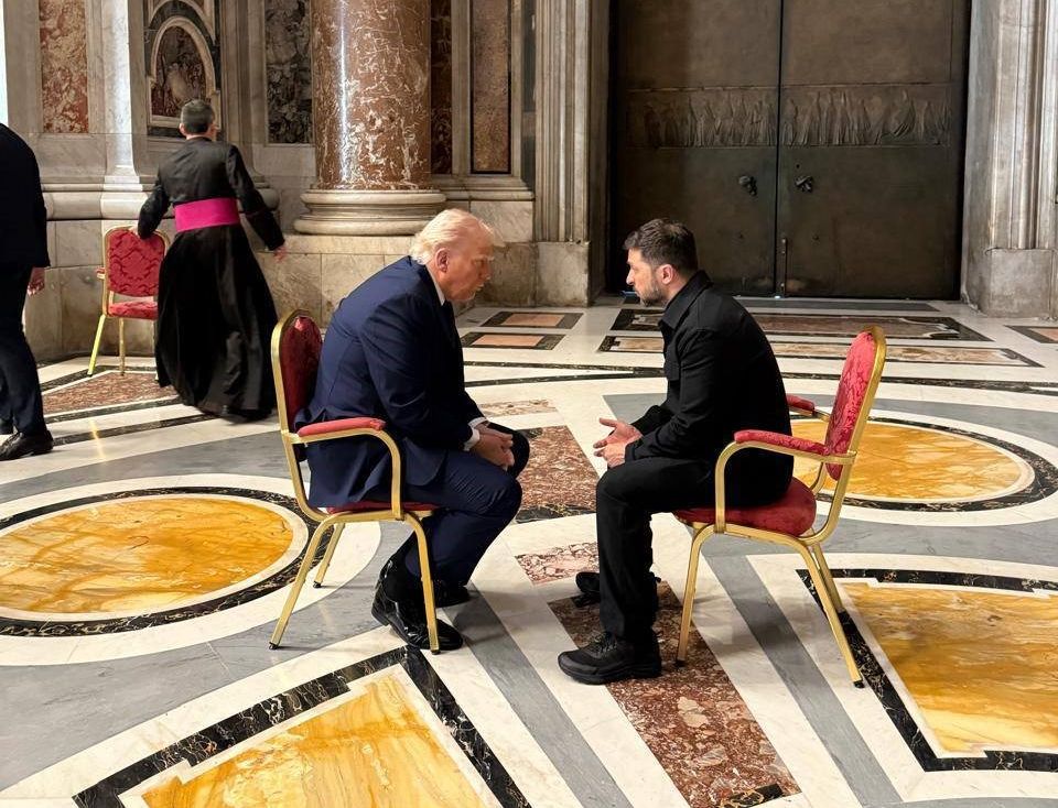 Imaginile zilei: Trump și Zelenski, discuție tete-a-tete chiar în Catedrala Sfântul Petru din Roma