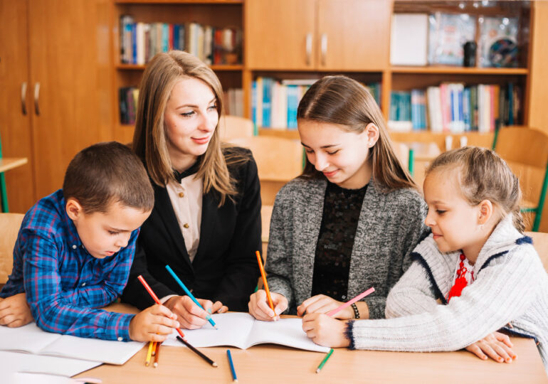 Metode eficiente prin care profesorii își pot menține elevii motivați