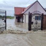 E cod roșu de inundații: Sute de oameni evacuați, restricții de trafic pe șosele și pe calea ferată