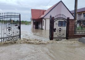 E cod roșu de inundații: Sute de oameni evacuați, restricții de trafic pe șosele și pe calea ferată