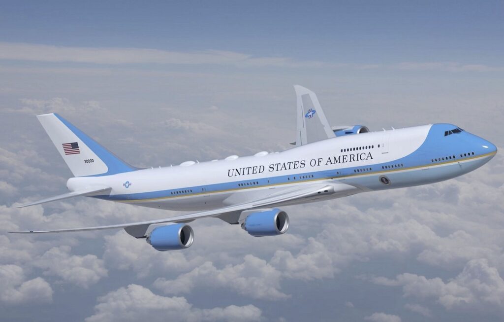 „Nimic din China în avion”: delegația lui Trump a aruncat telefoane, insigne și suveniruri înainte de plecare