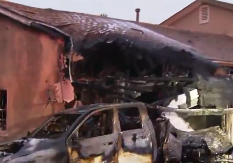 Un avion s-a prăbușit în San Diego: 15 case în flăcări (Video)