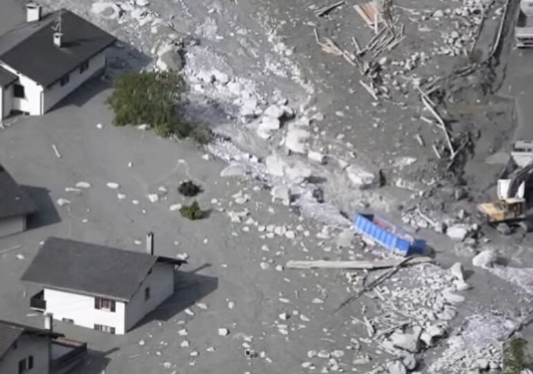 Catastrofă în Alpi. O avalanșă uriașă a acoperit cu gheață, pietre și noroi un sat întreg din Elveția (Video)
