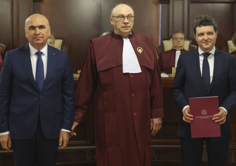 CCR a validat rezultatul alegerilor - Bolojan i-a predat ștafeta lui Nicușor Dan, care devine oficial președinte (Video)