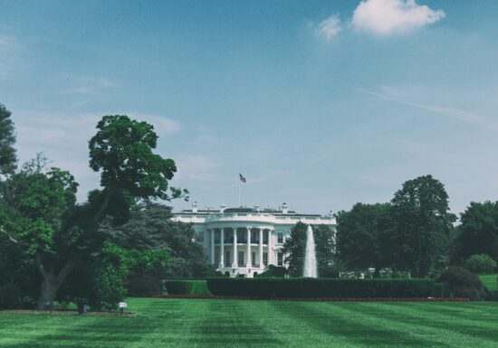 Casa Albă vrea să le ceară turiștilor care intră fără viză istoricul social media, adresele de e-mail din ultimii ani și date despre membrii familiei