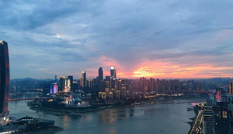 Cum arată orașul chinez care produce jumătate din laptopurile lumii. Lumina soarelui este un lux