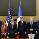 Ciolacu s-a întâlnit cu vicele Comisiei pentru Alegeri din SUA. Au agreat că România e o democrație puternică. Dragoș Sprînceană, prezent, într-un nou rol