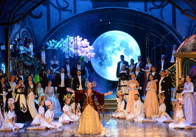 „Văduva Veselă”, un spectacol de Răzvan Mazilu, propunerea Operei din Timișoara la Bucharest Opera Festival 2025