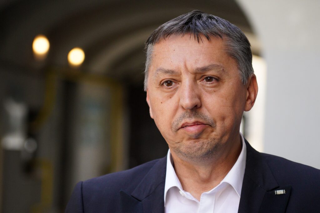 Programele școlare pentru disciplinele din liceu au fost puse în dezbatere publică. Ministrul David spune că analfabetismul funcțional va fi drastic redus